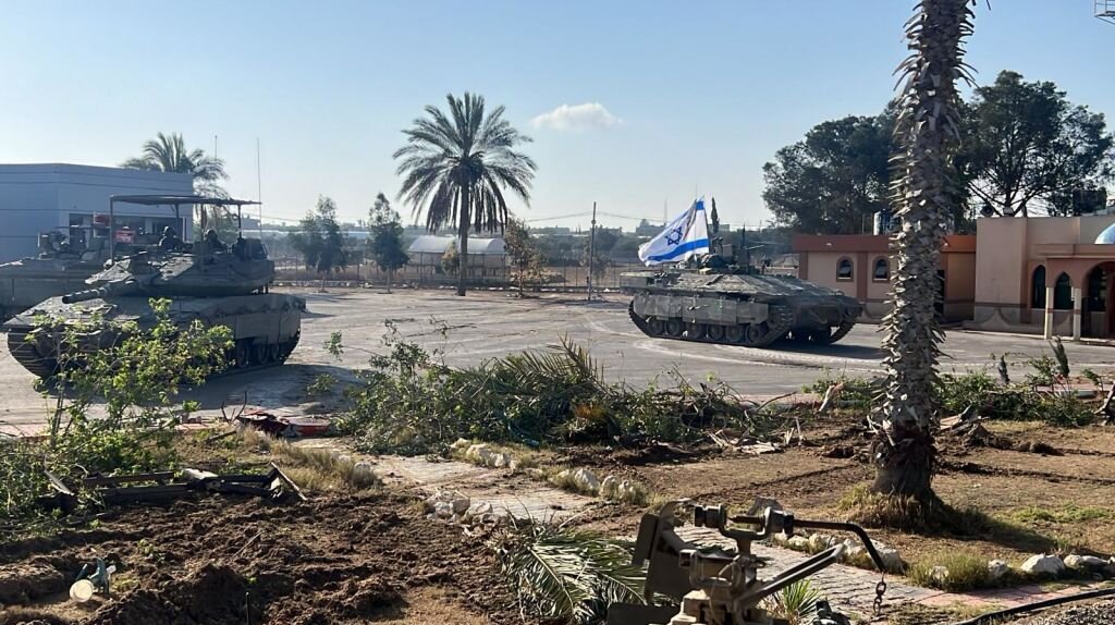Tanquies israelíes en calles de Rafá desalojada