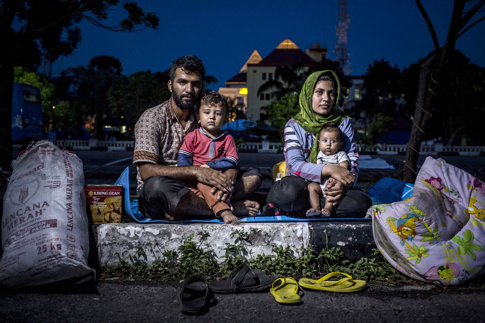Una familia afgana solicitante de asilo posa en una zona de aparcamiento. Llevan varios meses viviendo en el parque de la ciudad próximo al...